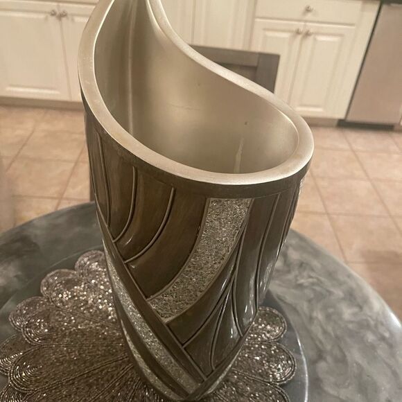 Gorgeous Metallic Silver & Crystal Vase! - Picture 15 of 17